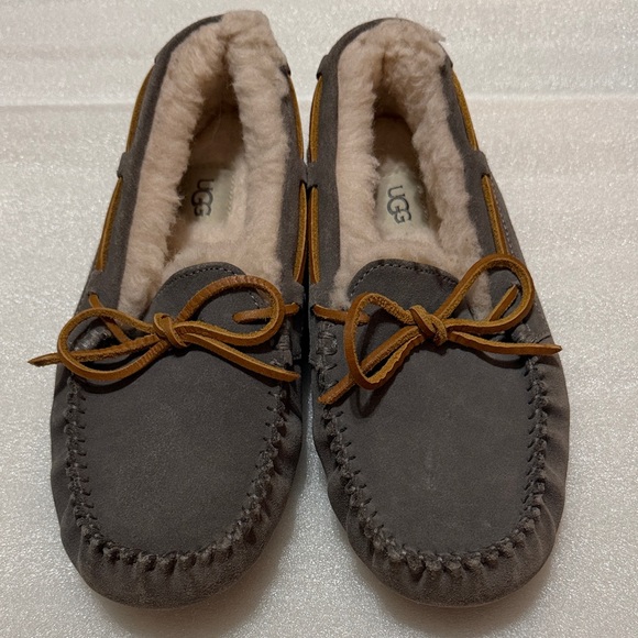 UGG Dakota Grey Genuine Suede & Shearling Moccassin like size 8 - Picture 2 of 9